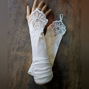 Elegant Bridal Rouched White Lace Fingerless Gloves